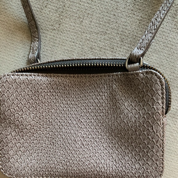 Perfect little grey snakeskin look crossbody ! - Picture 2 of 2